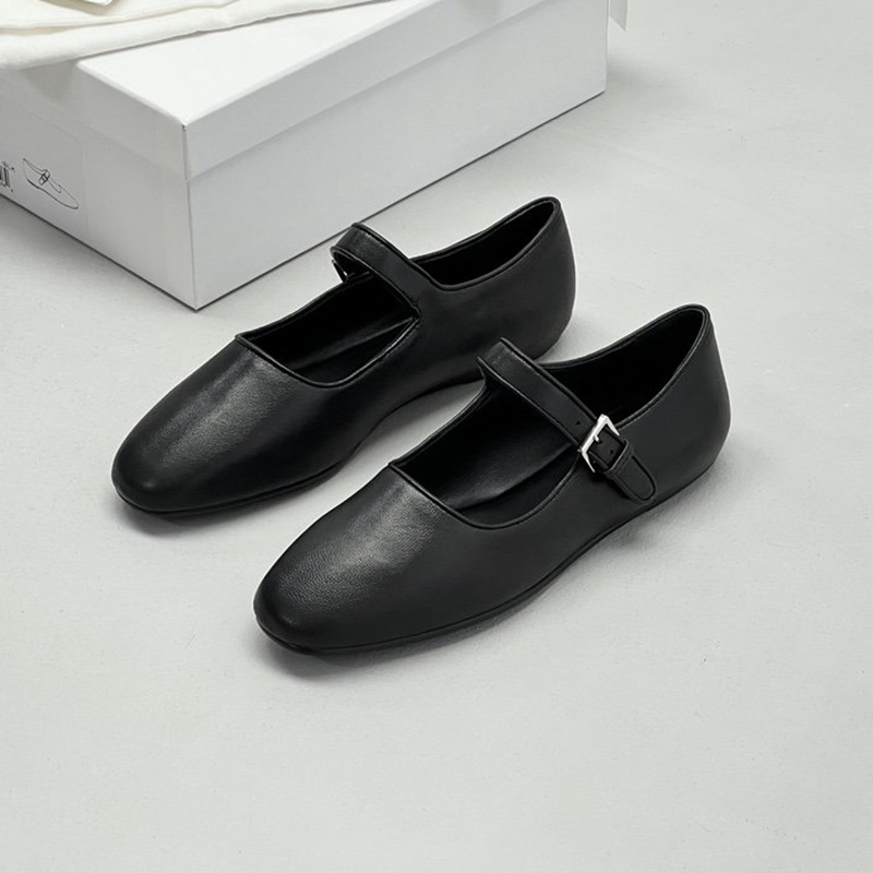 Minimalistic Mary Jane shoes with a strap flat low-cut