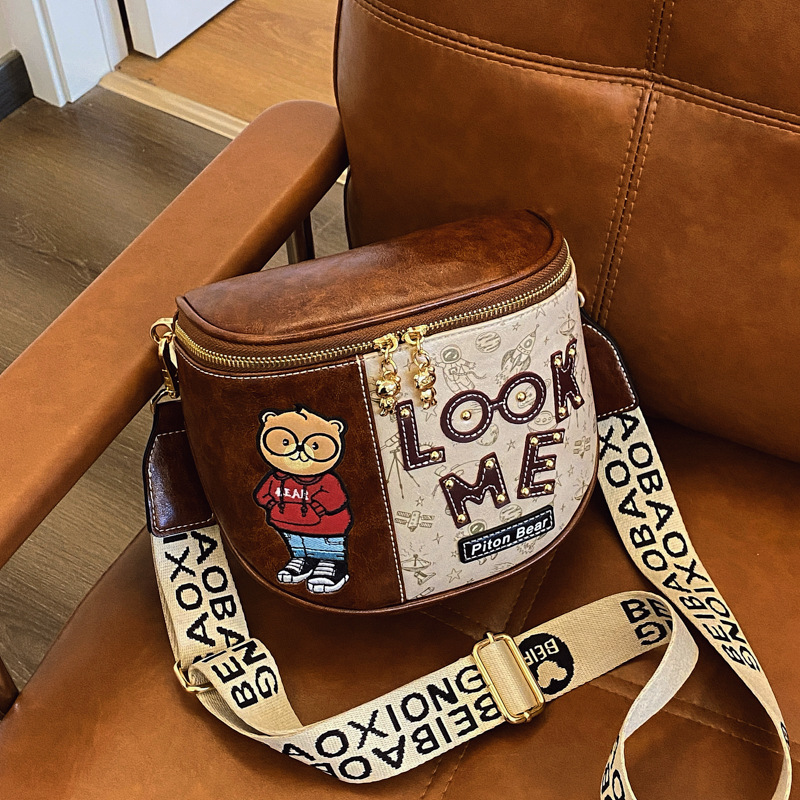 2026 nuevo nicho de diseño sensación de oso bolso de color contraste bolso de teléfono móvil ancho cinturón de hombro bolso de hombro de hombro bolso de silla de mujer