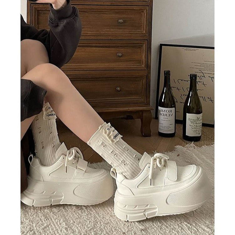 Muffin de fondo ultra grueso zapatos blancos para mujeres verano y otoño de 2025, nuevos zapatos de skate cómodos para mujeres.
