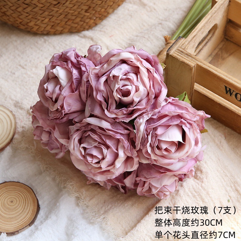 꽃 보라색 마른 불타는 작은 장미 무리