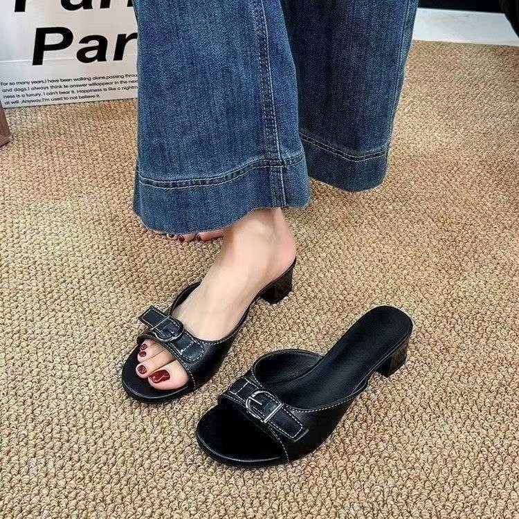 Zapatillas de tacón grueso francés de hadas 2026 verano un cinturón de pedal botón de cinturón de zapatillas de dedos abiertos para mujeres