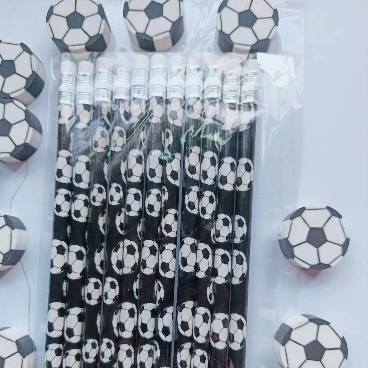 Balón de fútbol blanco y negro con borrador, juego de lápices con diseño de fútbol, lápiz 2B, suministro directo de fábrica.