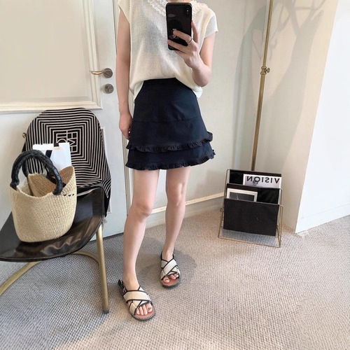 Retro black fungus edge short skirt for women, high-waisted splicing design, semi-slip A-line skirt with pleated lotus leaf edge, stylish casual attire.
