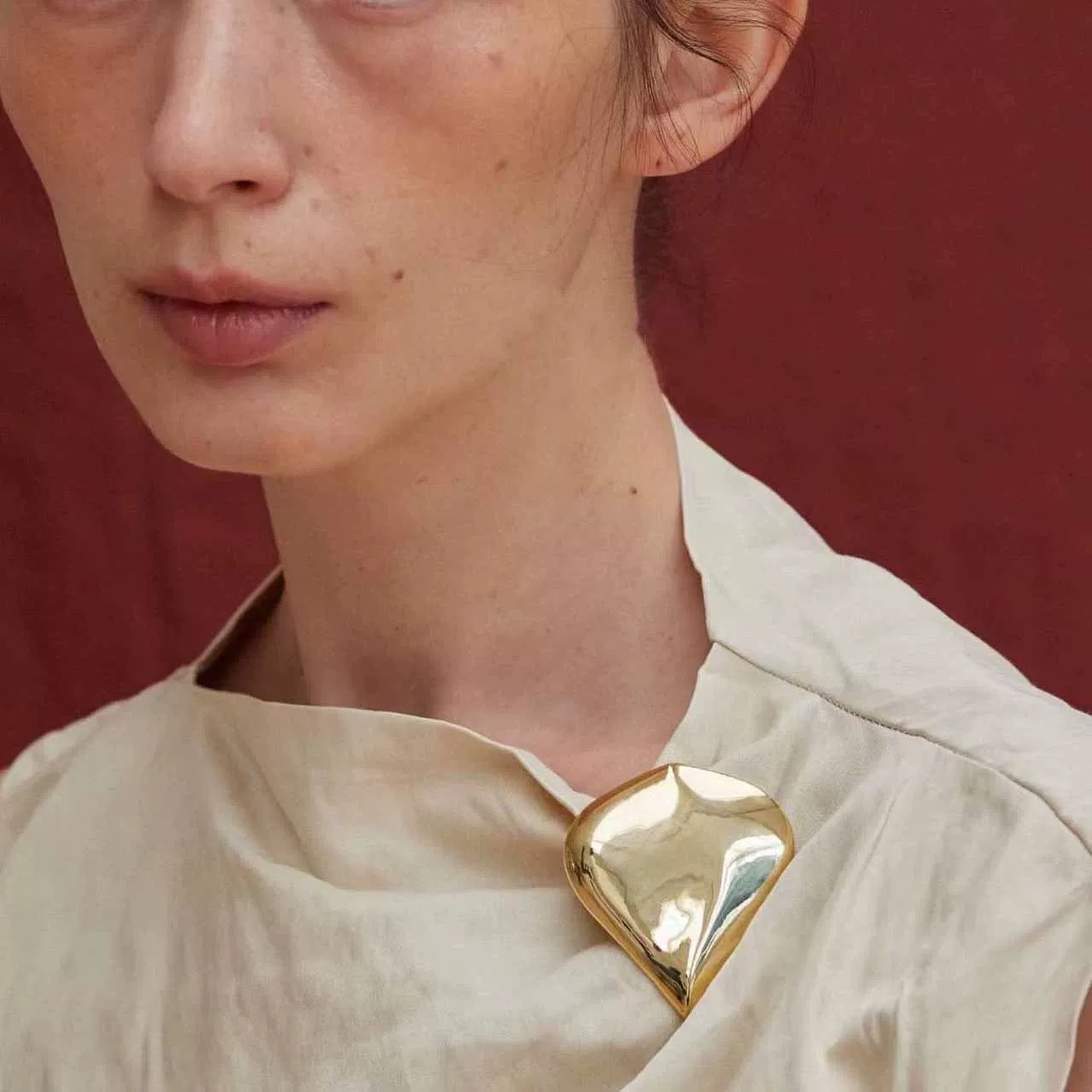 Diseño de nicho cóncavo convexo tridimensional brillante gran joya estilo broche de mujer traje abrigo pin accesorios de moda