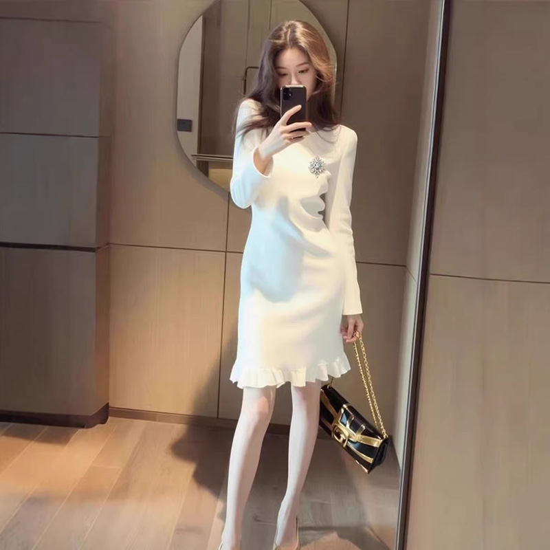 Fashionable and Sophisticated French-Style White Long-Sleeved Dress with a High-End Feel and Simple Elegance for Attending Important Occasions in Spring