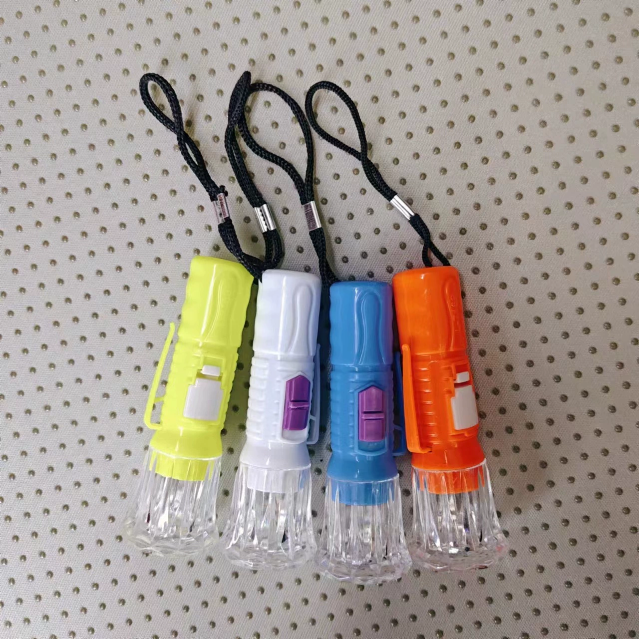 Маленький фонарик, удобный для переноски, светодиодный фонарик с крючком, оптовые практичные подарки, товары из магазина «всё по доллару», напрямую от производителя 7189