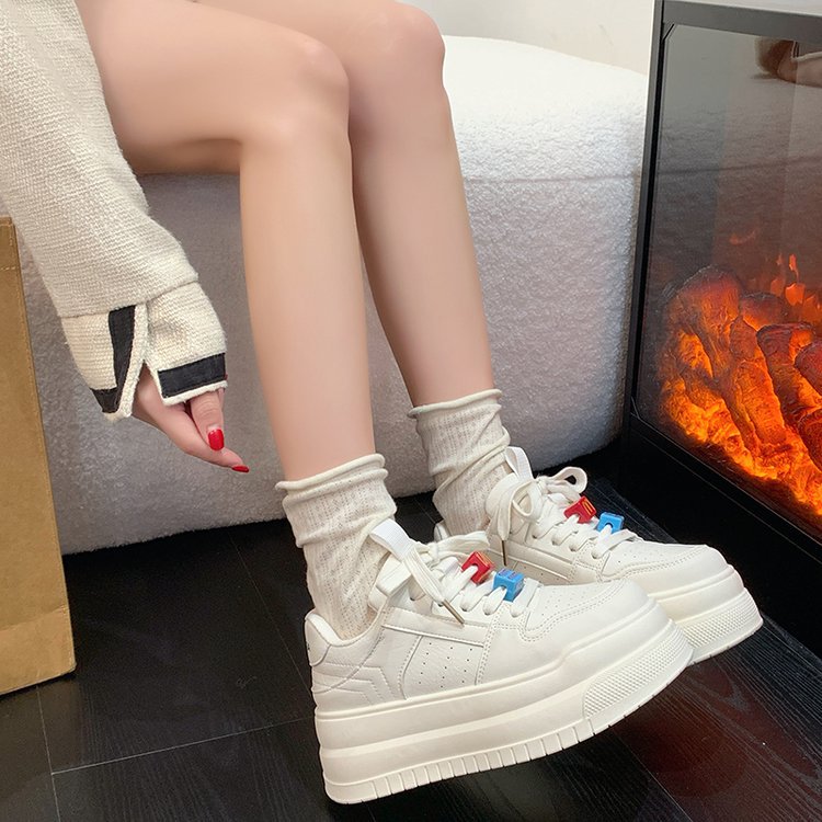 Zapatos blancos de suela gruesa para mujeres 2025 primavera nuevos zapatos de skate casuales de diseño popular popular sensación de zapatos de pan