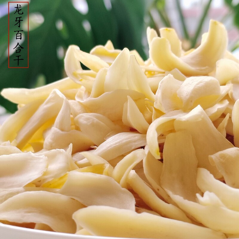 Hunan Longya Lily Is a Premium Product from Longhu, Known for Its Lily, White Fungus, and Lotus Seed Soup, Paired with Dried Lily, Which Is Both a Medicinal and Edible Plant