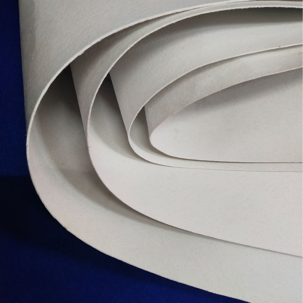 无胶针刺棉硬衬 特硬无纺布 包包垫底片 不带胶特硬衬 幅宽95CM