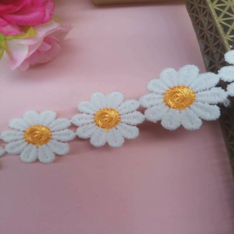 Fabricante de suministro directo de 2.5CM pequeña margarita agua bordada encaje de seda de leche de color encaje accesorios de ropa