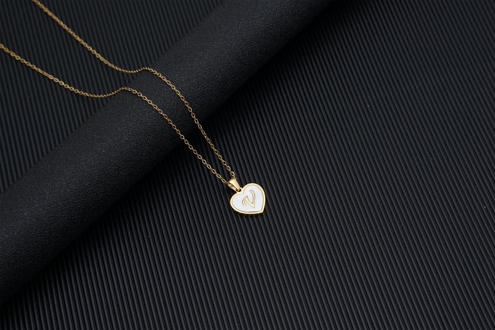 Europa y América 18K oro amor clavícula cadena de las mujeres de acero inoxidable corazón blanco madre colgante 26 letras titanio acero collar