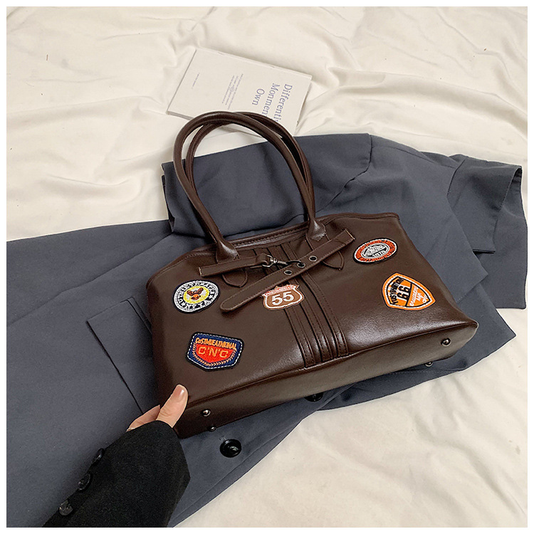 Insignia retro de gran capacidad hombro brazo bolso para mujeres 2025 nueva moda transfronteriza alta textura bolso