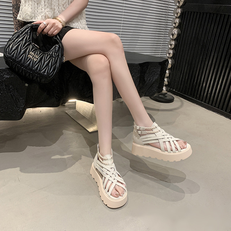 8 cm de aumento de altura sandalias de verano 2025 nuevo estilo exterior casual versátil muffin grueso con sandalias romanas