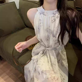 温柔风气质清冷挂脖连衣裙女2025夏季水墨画设计感新中式度假长裙