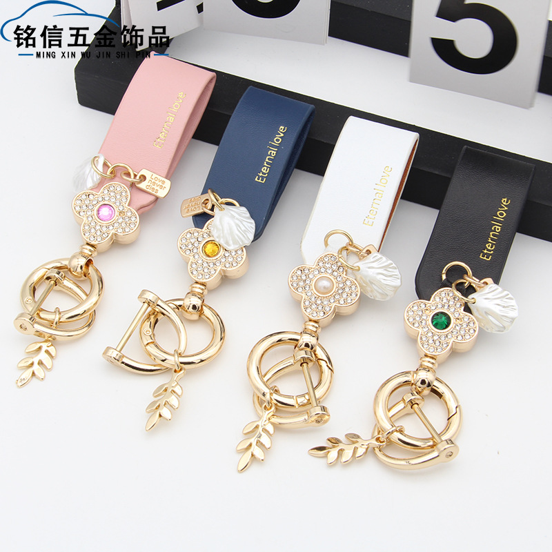 Trébol de estilo francés llavero de coche de piel de oveja llavero de alta gama personalizado simple colgante de flor de diamante de las mujeres