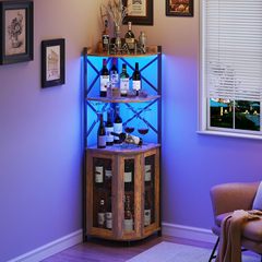リビングコーナーのワインキャビネットにはledランプ付きの独立扇形ワイン展示棚があります。