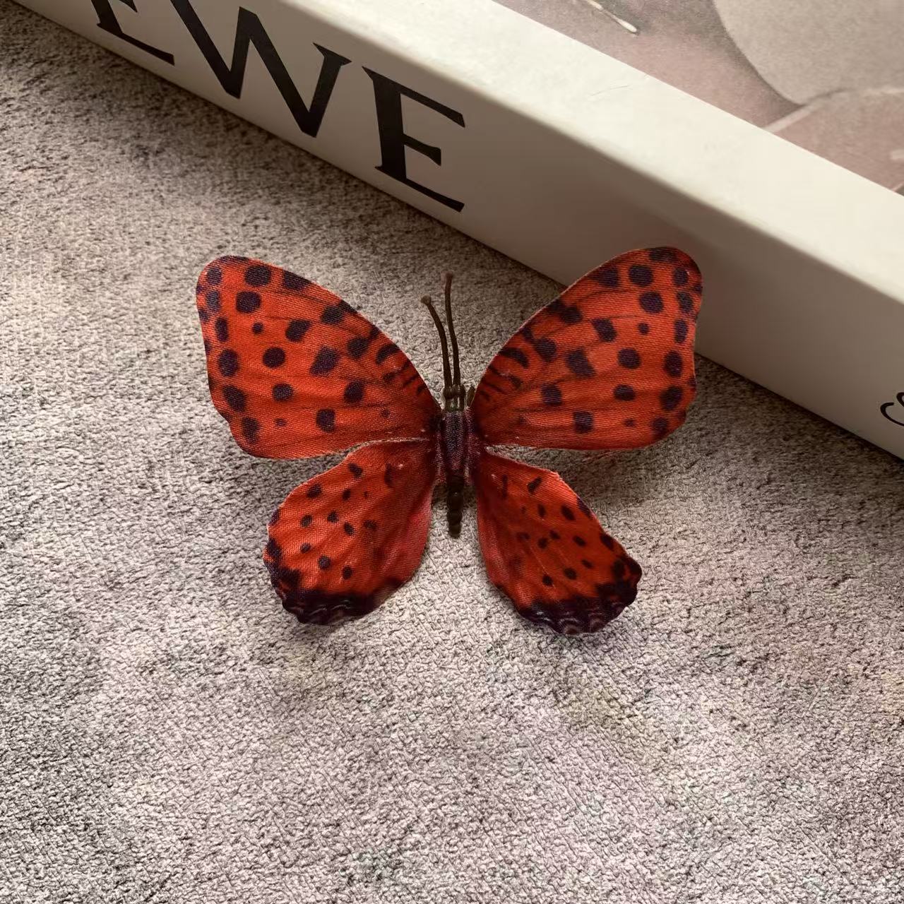 검은 점 빨간색