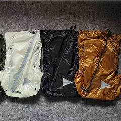 都市の屋外の機能の薄い紙感の斜めのジッパーのリュックサック