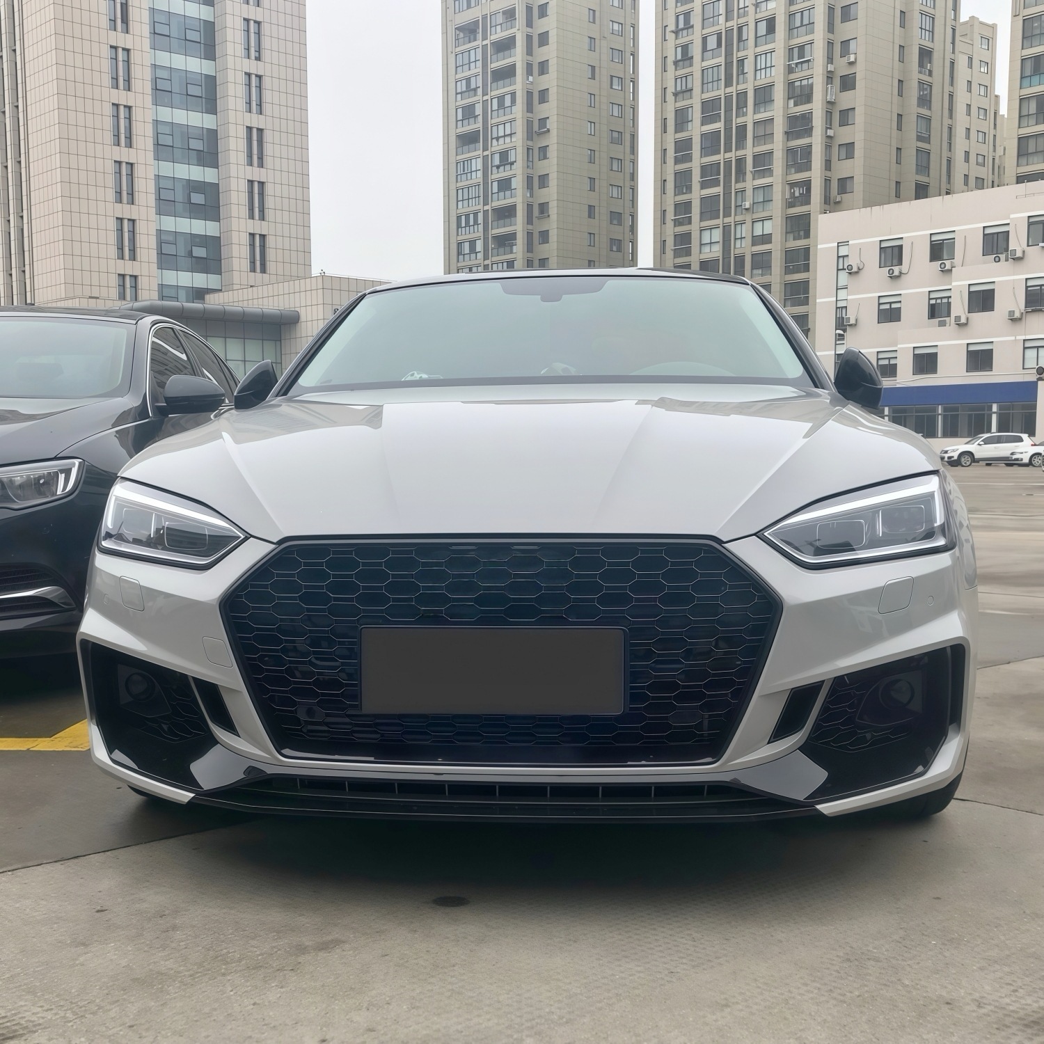 Suitable for Audi A5 models from 2017-2020, this is an RS5-style front bumper upgrade kit, including the front grille
