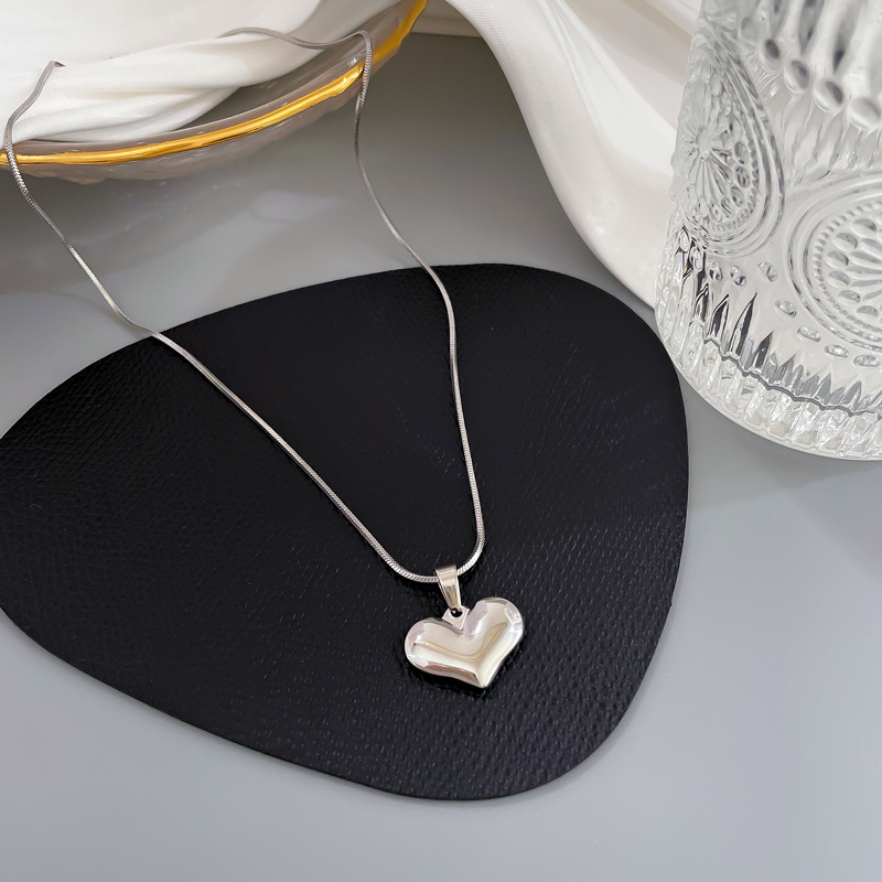 Korean New Stainless Steel Smooth Love Necklace Temperament Clavicle Chain Three-dimensional Peach Heart Jewelry Wholesale display picture 1