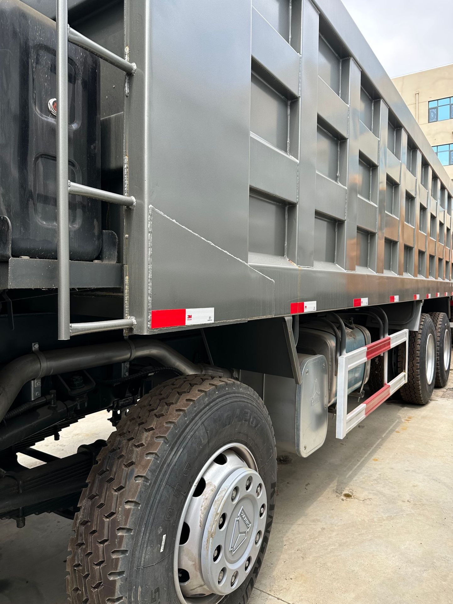 Used Howo 8X4 Dump Truck for Engineering Transport, High Horsepower, Factory Supply for Export