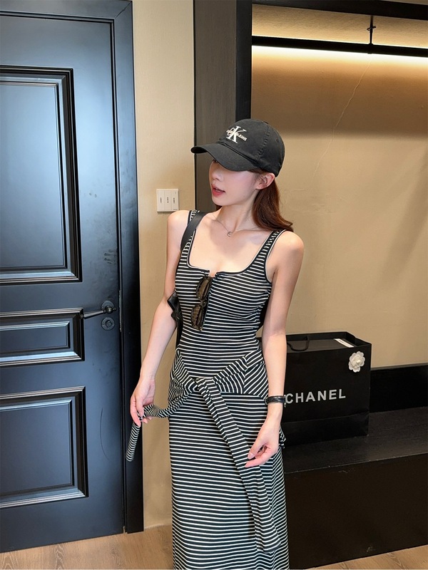 藏蓝色吊带裙小众带胸垫连衣裙女夏季气质收腰显瘦长裙辣妹包臀裙|undefined