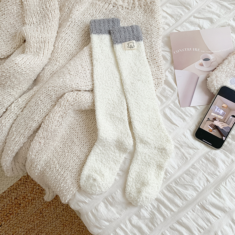 Otoño y invierno calcetines de pantorrilla de lana de coral con calcetines de lana gruesas de tela caliente elevados calcetines de lana de piso para dormir