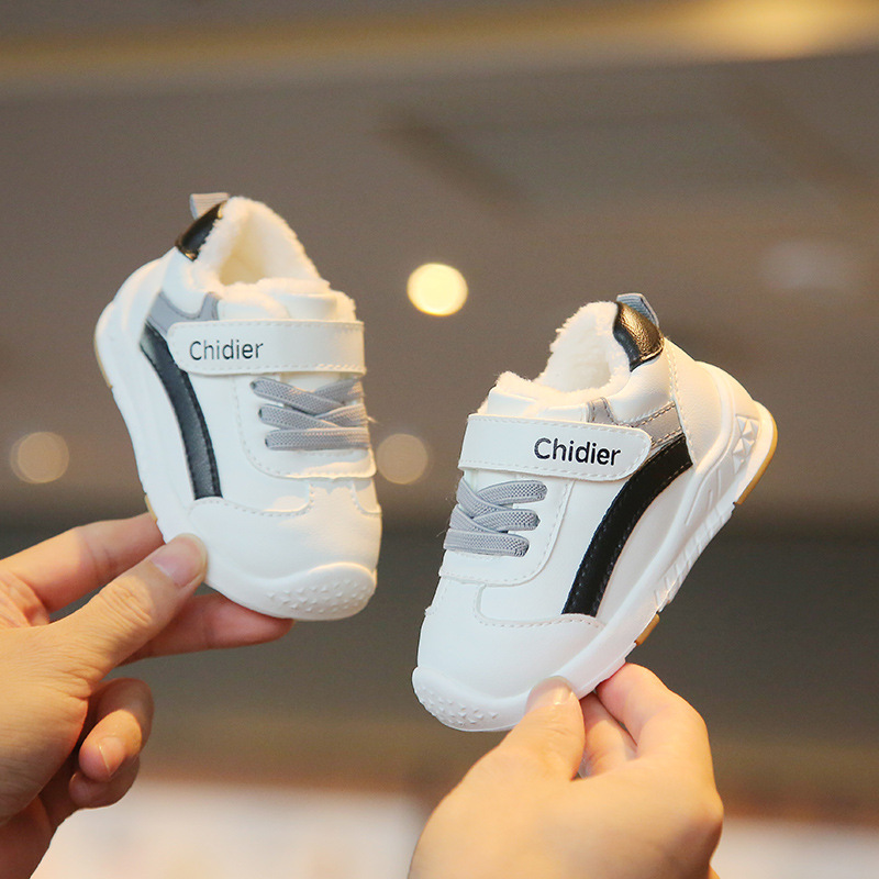 Invierno nuevos hombres y mujeres de fondo suave zapatos de niño bebé zapatos blancos forrados de lana zapatos de tablero caliente dos algodón entrega de una sola pieza