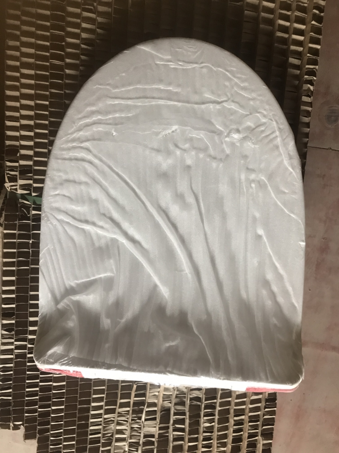 Suministro directo de fábrica de tapa de inodoro de color de material puro engrosado blanco en forma de V en forma de U cuadrado de desaceleración general urea universal