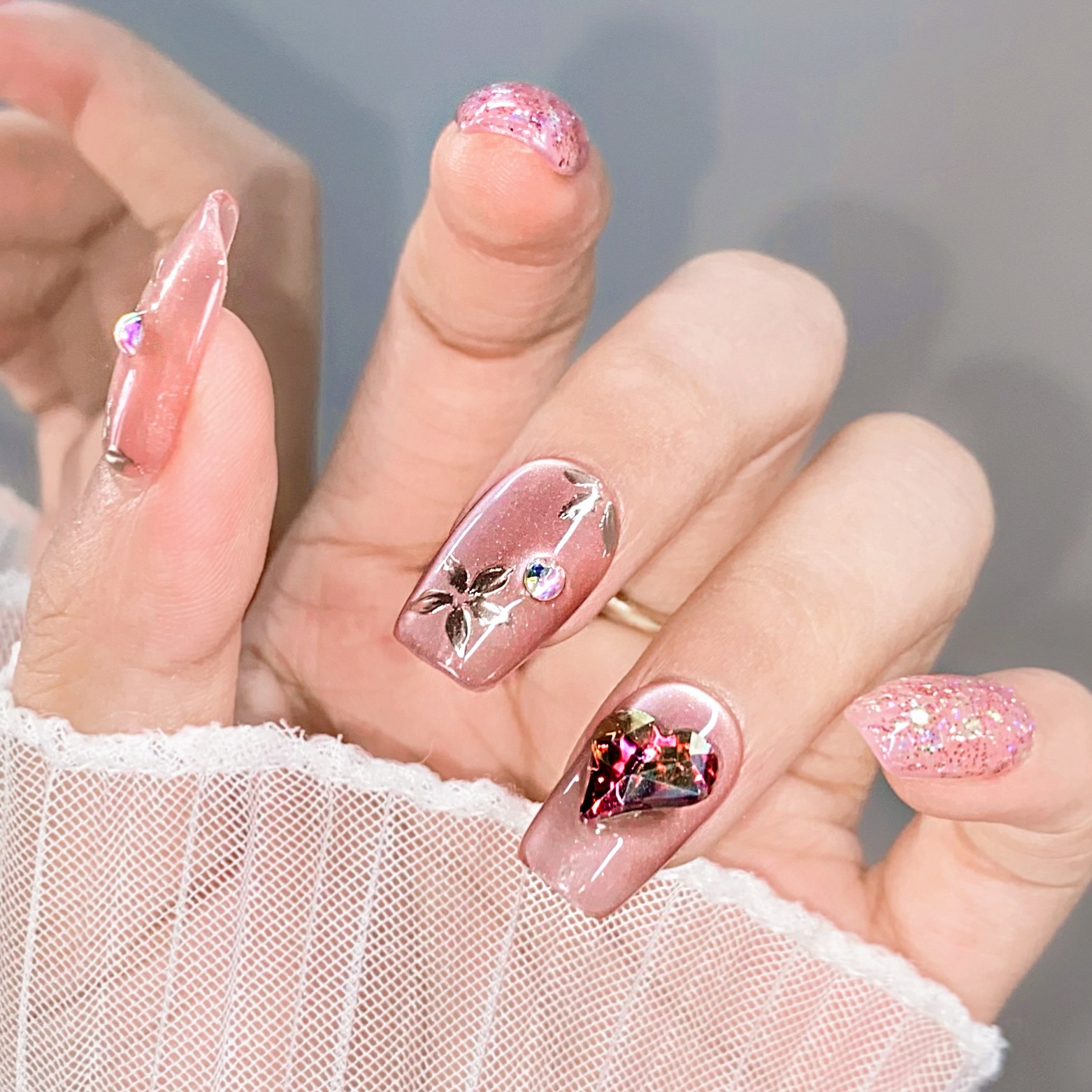 Yiyi Dance Romance-Armadura vestida a mano, amor, ojos de gato de verano, temperamento de alto nivel, blanco