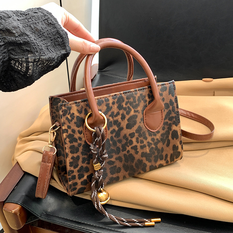 Bolsos de mujer portátiles populares 2022 nuevo bolso de hombro rombo de moda primavera simple bolso cuadrado pequeño