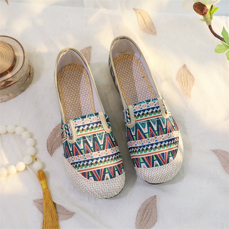 Этнические обувь Slip-On QianyuDe для матери, износостойкие, мягкая подошва, мультяшный цвет и размер