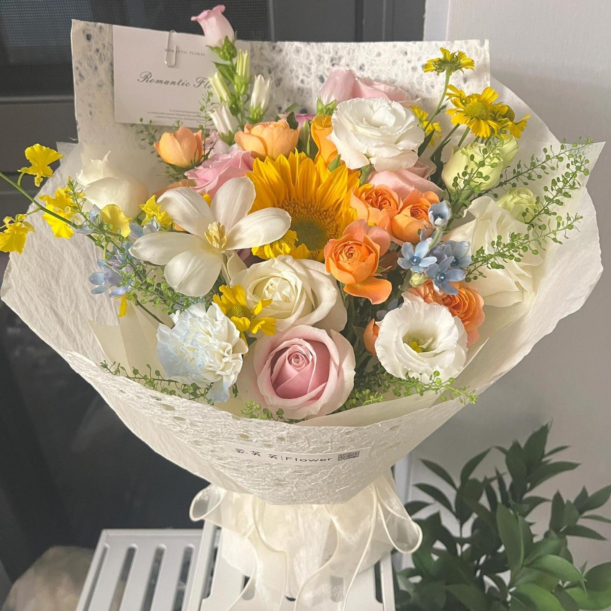 Florista hecha a mano papel de ensueño flores ramo de flores papel de embalaje floral romántico material de espesamiento de papel agujero al por mayor