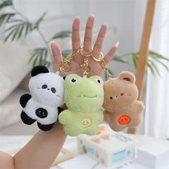 かわいいぬいぐるみの笑顔がアニメ動物のバスのキーホルダーを癒します。