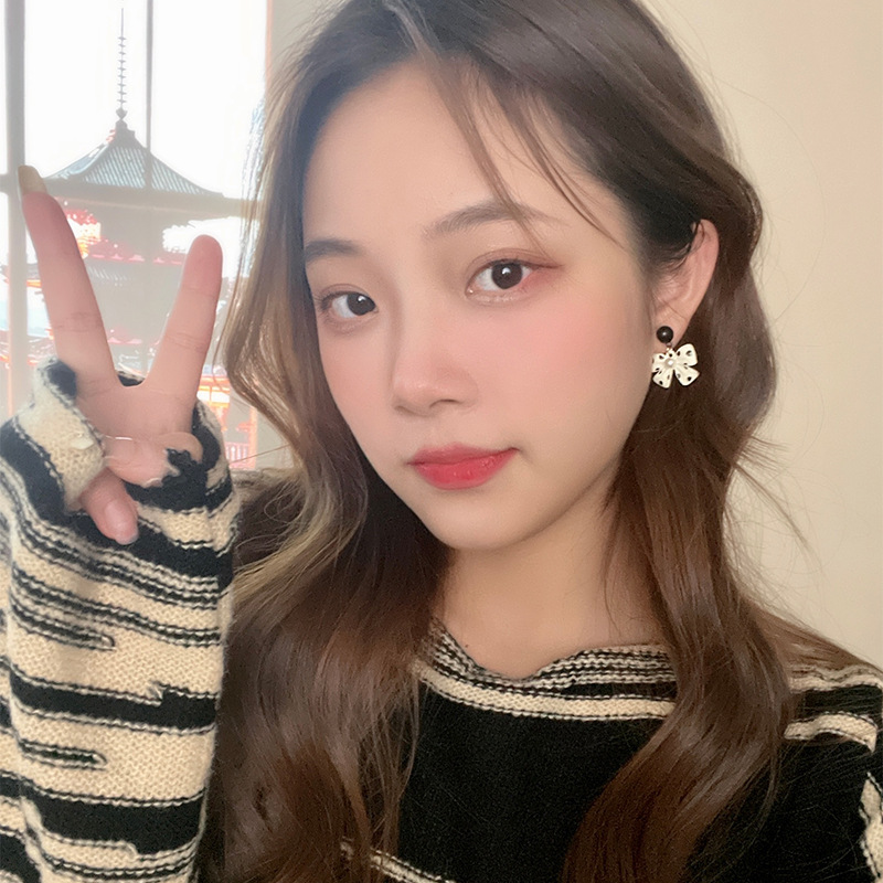 Coreano 2021 Nuevos Pendientes Otoño E Invierno Pendientes De Perlas Con Lazo Para Mujer Pendientes De Elegancia Refinada Pendientes Tachuelas Marea display picture 6