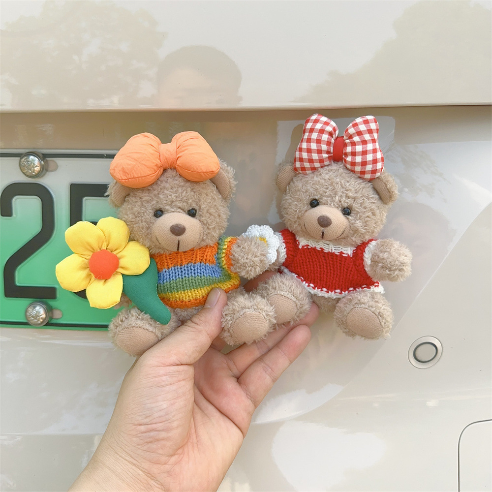 Colgante de coche Colgante trasero Dibujos animados lindo oso trasero trasero muñeca adorno pegatina baúl fuera del coche muñeca