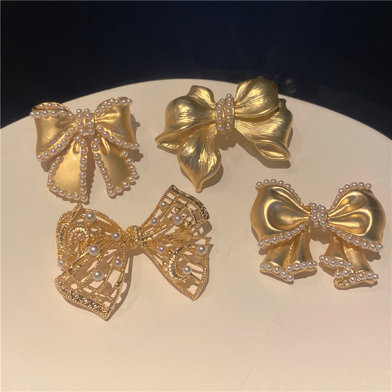 Sweet Simple Style Bow Knot Metal Hollow Out Inlay Pearl Women's Brooches display picture 1