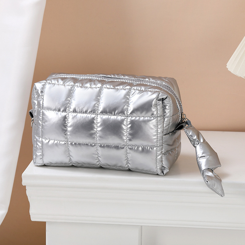 Retail Quilted Cotton-Filled Cloud Makeup Bag, Large Capacity, High Aesthetic Value, Travel Portable, Partitioned Cosmetics Storage Bag Retail Quilted Cotton-Filled Cloud Makeup Bag, Large Capacity, High Aesthetic Value, Travel Portable, Partitioned Cosmetics Storage Bag