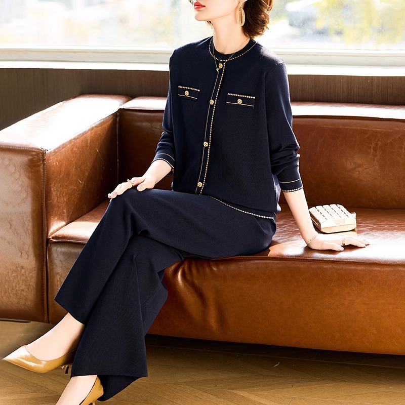 Fashionable autumn knitted sports suit for elderly