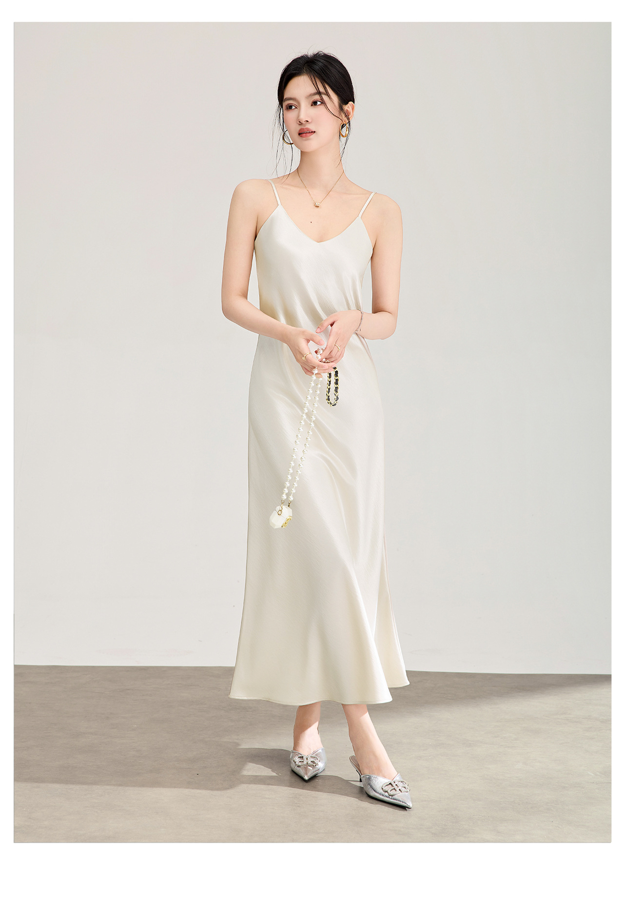 Đầm maxi nữ satin dáng suông, cổ yếm dây mảnh, thiết kế xéo cạnh — màu đen chi tiết 11