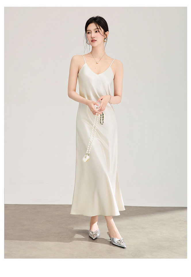Đầm maxi nữ satin dáng suông, cổ yếm dây mảnh, thiết kế xéo cạnh — màu đen chi tiết 11