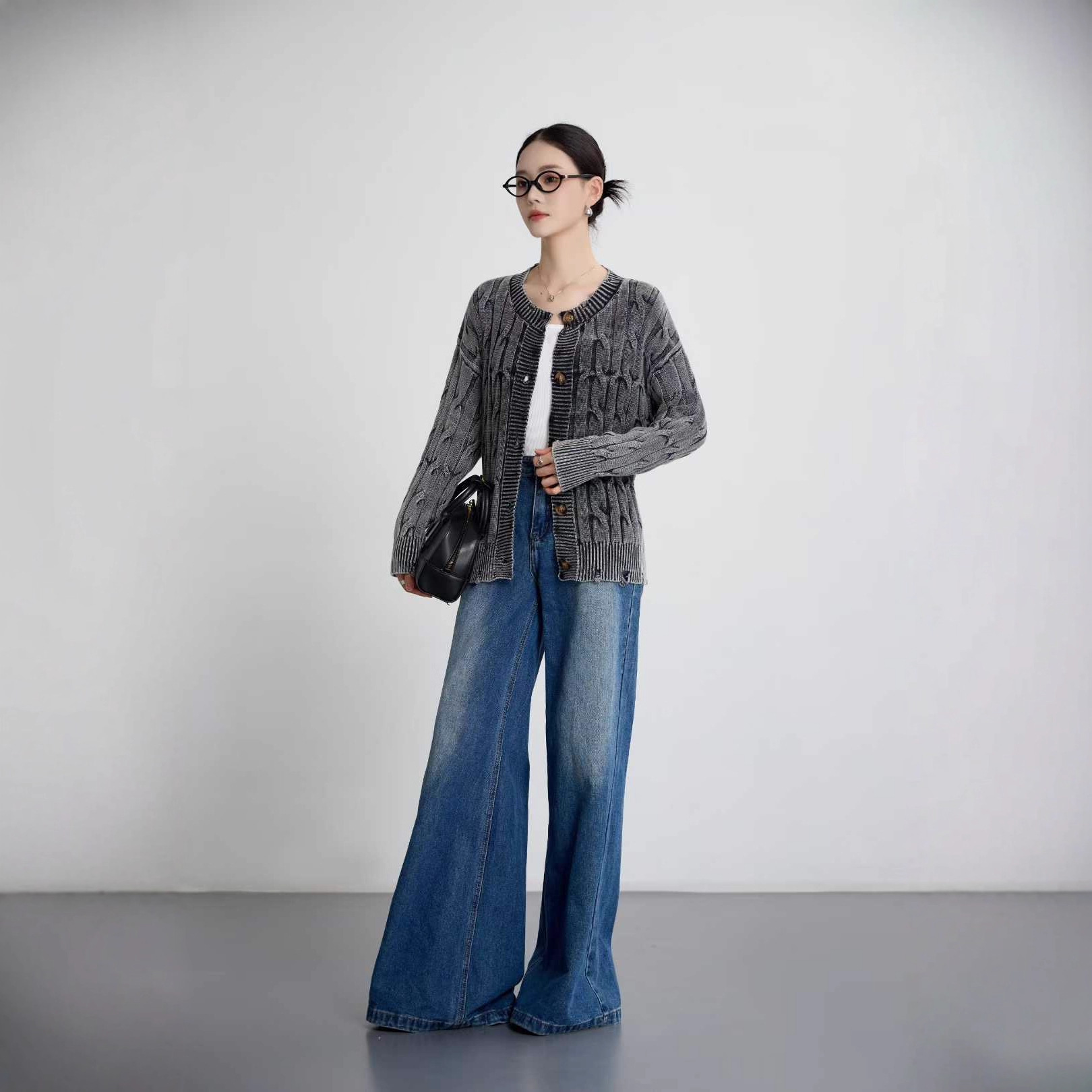 Coreano retro cuello redondo torcido de camisa de punto de mujer otoño y invierno nuevo estilo para hacer viejos agujeros suéter suelto chaqueta de mujer image 1