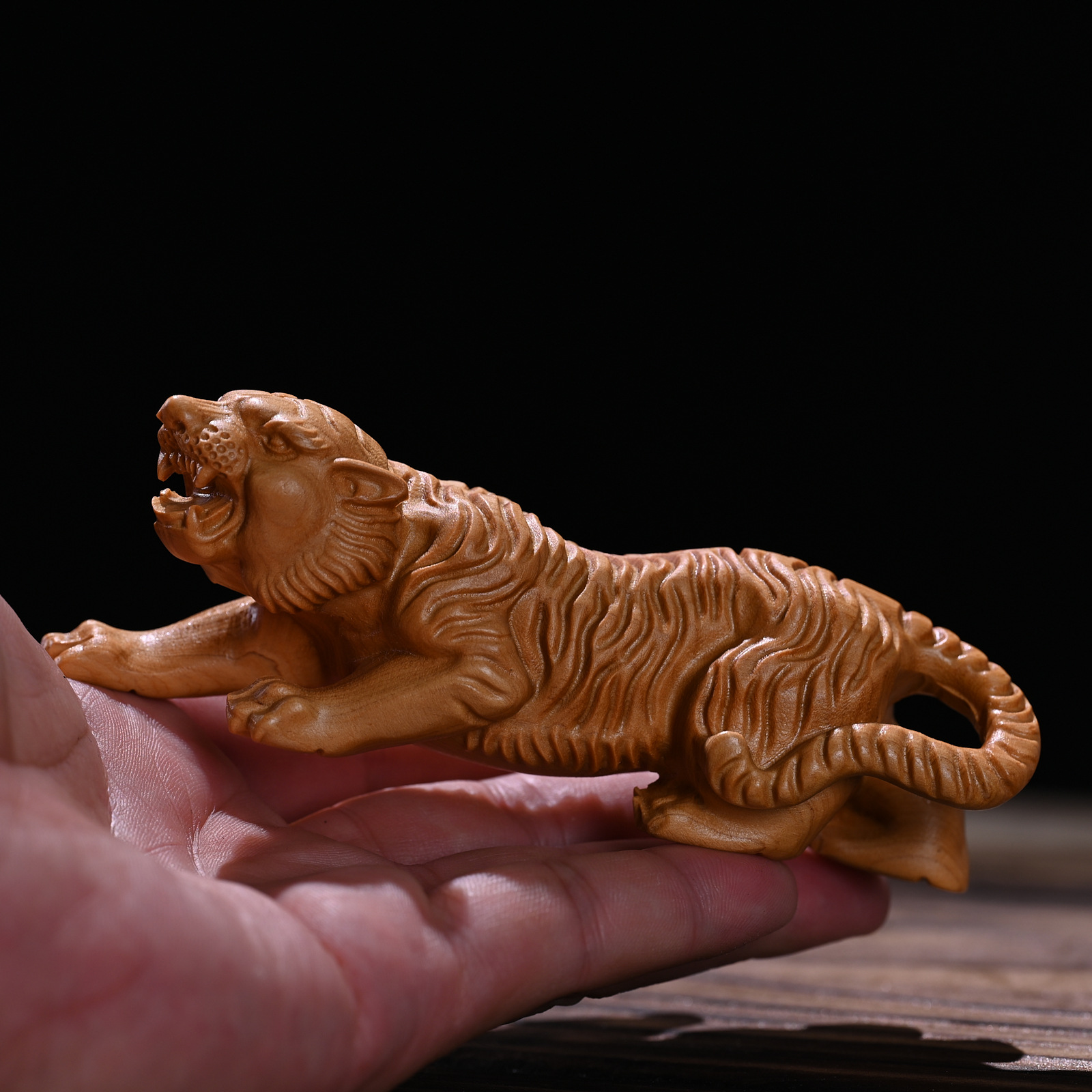 崖柏木雕猛虎創意家居實木動物小擺件老虎虎生威桌面裝飾汽車擺件