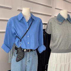 早秋の新商品の青い長袖のシャツの女性の通勤はファッションのシンプルな風がゆったりしていて、やせています。