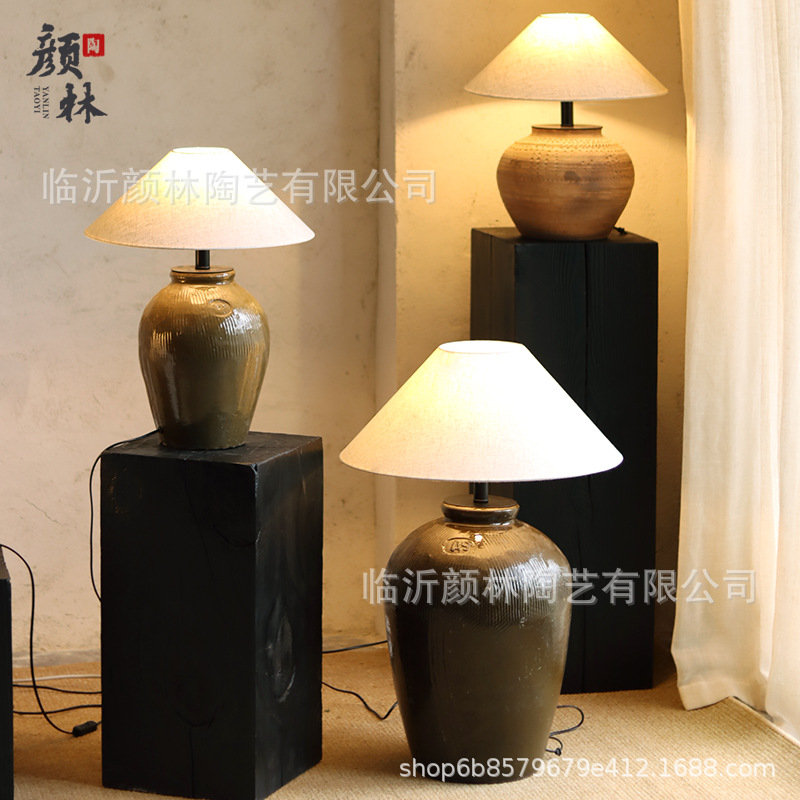 Lámpara de escritorio decorada de latas de vino lámpara de escritorio retro lámpara de escritorio de piso lámpara de cabecera residencial lámpara de cerámica creativa lámpara de hotel