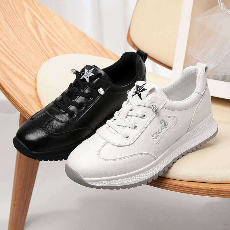 Fábrica al por mayor zapatos mamá primavera y otoño zapatilla de deporte fácil de usar zapatos blancos de las mujeres nuevos zapatos de cuero de fondo suave casuales zapatos de mujer de mediana edad