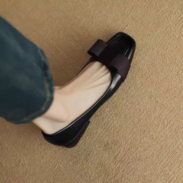 Zapatos de cuero franceses de estilo fragante para mujeres 2025 primavera nuevos zapatos de talón de arco retrógrado de talón medio