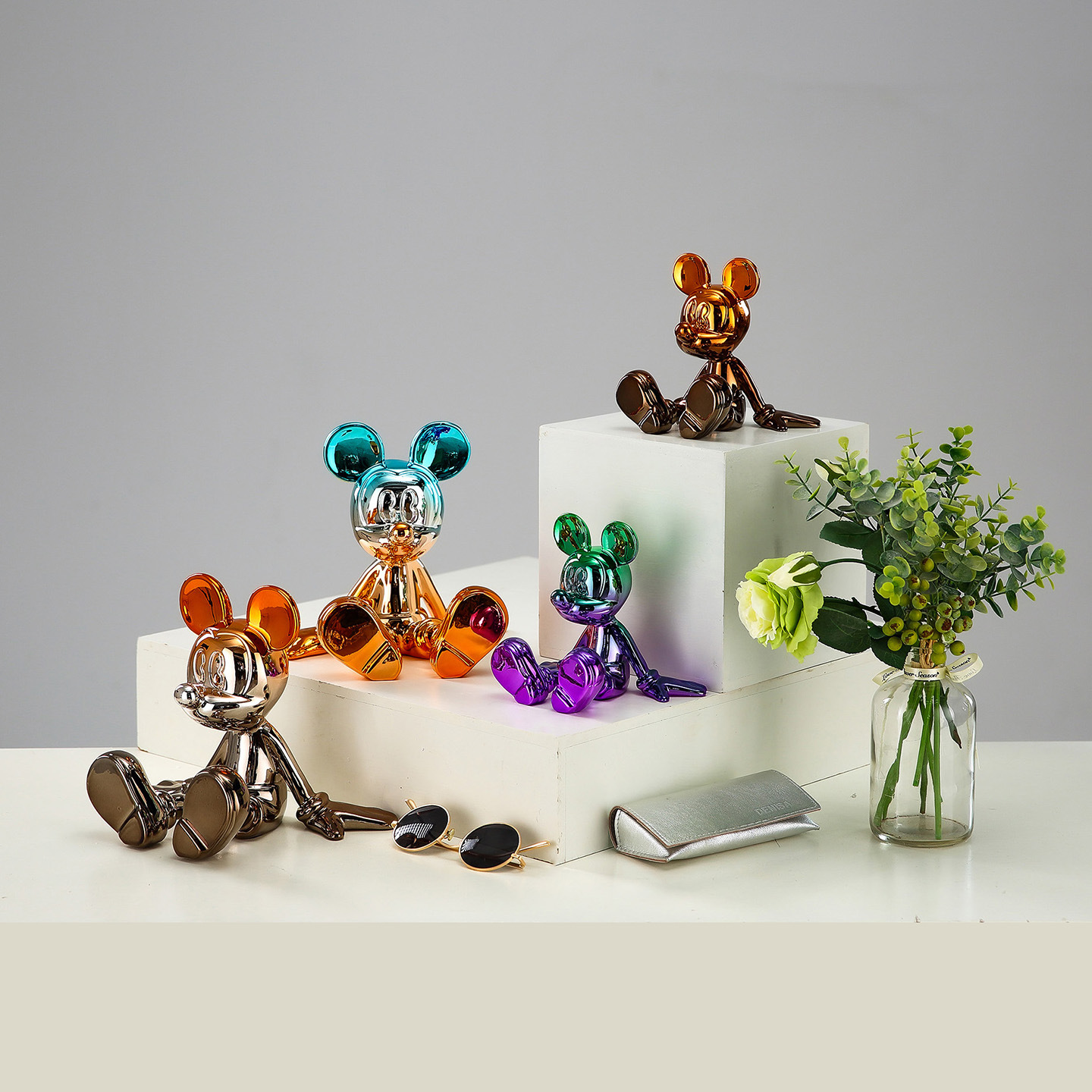 Adornos de Mickey de postura sentada de dibujos animados, galvanoplastia creativa moderna, lujo ligero, sala de estar, gabinete de vino, decoración de entrada, muñeca de habitación para niños