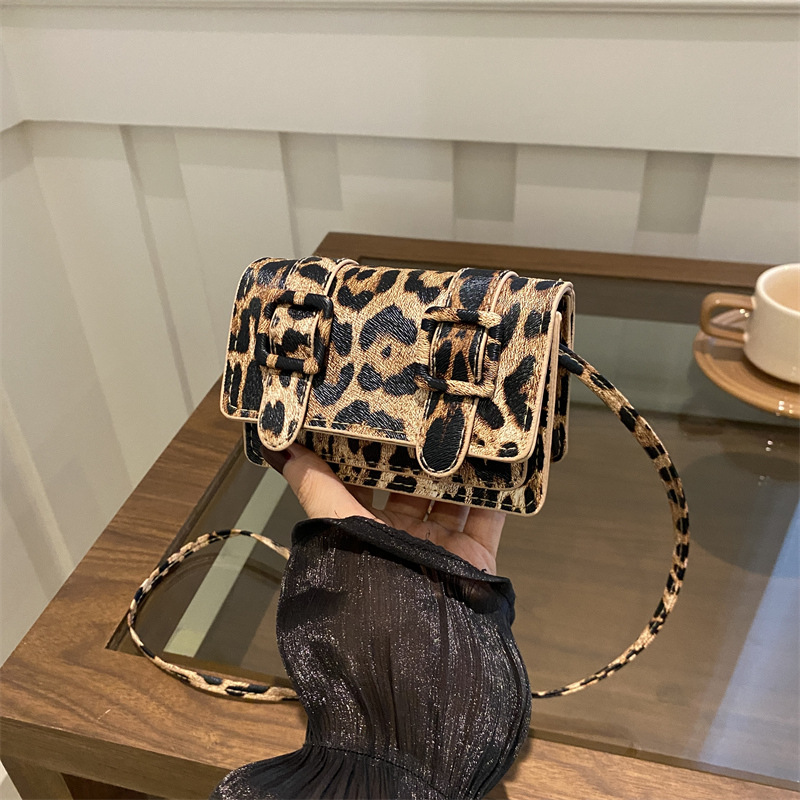 Niche design, versatile and elegant leopard print lipstick bag, retro new style, high-end mini crossbody bag.