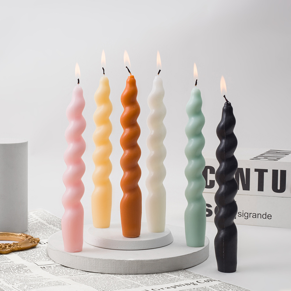 Färgglada vridna ljus för romantiska middagar_voghion.com